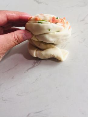 小尾巴压在下面！