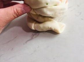 小尾巴压在下面！