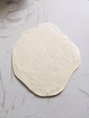 取一个面团擀成薄片！