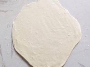 取一个面团擀成薄片！