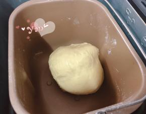 除黄油外的所有材料，先液体后固体的顺序放入面包机桶内。揉面20分钟后再加入黄油揉15分钟。