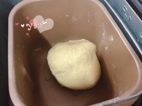 除黄油外的所有材料，先液体后固体的顺序放入面包机桶内。揉面20分钟后再加入黄油揉15分钟。