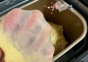 面团揉至拉出薄膜即可。