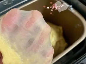 面团揉至拉出薄膜即可。