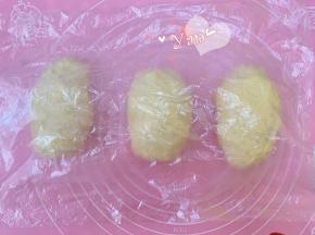 卷起1.5-2个圈，盖保鲜膜松弛15分钟。