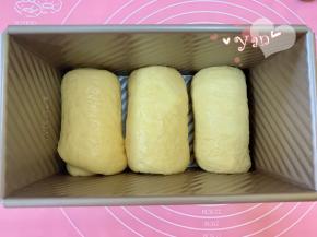 收口朝下，放入吐司模。