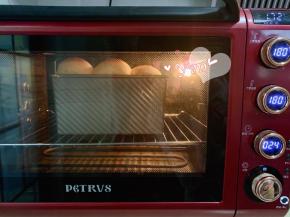 放入预热好的烤箱，中下层，上下火，180度烤30分钟，上色及时加盖锡纸。出炉放烤网晾凉至手温密封保存，彻底凉了再切片。