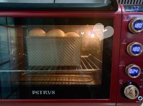 放入预热好的烤箱，中下层，上下火，180度烤30分钟，上色及时加盖锡纸。出炉放烤网晾凉至手温密封保存，彻底凉了再切片。