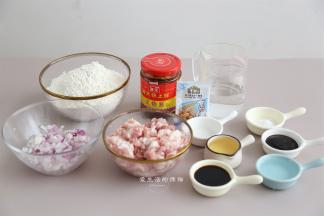 准备好材料，肉馅要用梅头肉或者是五花肉，不要全瘦，口感会渣，一定要带肥肉的才嫩。