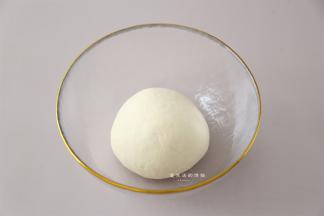 先和面，把温水和酵母混合融化，泡打粉放入面粉里拌匀，分次将温水倒入面粉里，揉成光滑的面团，放入碗里，盖上保鲜膜。