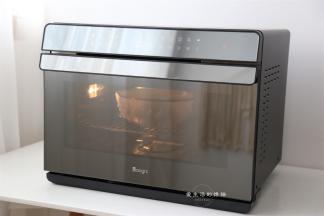 将面团放入daogrs蒸烤箱里，35度发酵半小时左右，也可以放入装有温水的锅里发酵。