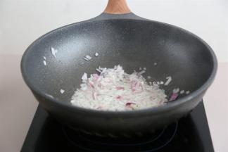 发酵的时候我们来做叉烧酱，热锅，放入油，倒入洋葱碎炒香。