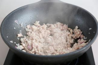 洋葱变软之后，倒入肉馅，快速翻炒散开，中火翻炒，把肥肉里的油煸出来一些，肉就会不腻更嫩口。