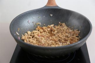 接着倒入酱油，蚝油，老抽，广东米酒翻炒出香气，看到肉都上色之后就可以倒入叉烧酱了。