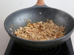 接着倒入酱油，蚝油，老抽，广东米酒翻炒出香气，看到肉都上色之后就可以倒入叉烧酱了。