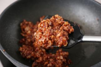 叉烧酱倒入后翻炒均匀，试一下味道，咸淡可以了，就把生粉和清水混合好，倒入锅里，翻炒煮沸，叉烧馅就开始变得粘稠有光泽，叉烧馅就做好了，倒出来放凉备用。