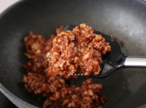 叉烧酱倒入后翻炒均匀，试一下味道，咸淡可以了，就把生粉和清水混合好，倒入锅里，翻炒煮沸，叉烧馅就开始变得粘稠有光泽，叉烧馅就做好了，倒出来放凉备用。