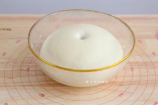 叉烧馅做好之后，面也发酵好了，戳一个洞下去，不塌馅不反弹，把面取出来，大力出奇迹，揉5-8分钟，把里面的气体排光，做出来的包子光滑又好吃。