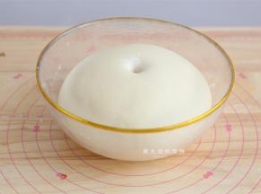 叉烧馅做好之后，面也发酵好了，戳一个洞下去，不塌馅不反弹，把面取出来，大力出奇迹，揉5-8分钟，把里面的气体排光，做出来的包子光滑又好吃。