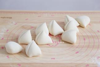 揉好的面团搓成长条，切成10等份，没用到的盖上保鲜膜防止干燥。