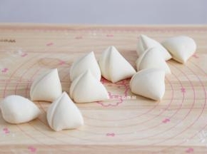 揉好的面团搓成长条，切成10等份，没用到的盖上保鲜膜防止干燥。