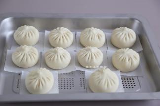 包好的包子特别好看，褶子一个比一个美，放蒸箱里发酵20分钟，看到包子表面膨胀起来后。
