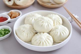 又白又胖的蜜汁叉烧包就做好了，一个个柔软无比，超级美味！