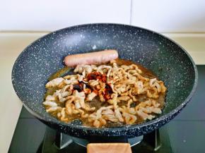 翻炒至变色后加入料酒，蚝油。