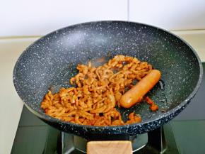 小火翻炒均匀，炒至8分熟盛出即可。