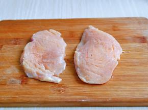 首先将鸡排清洗干净，再从中间片开，一切二，再用刀背压出花纹，这样腌制时便于入味。