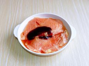 放入盘中，加入料酒，蚝油。