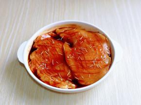 戴上食品手套，按摩均匀，使鸡胸肉全面吸收到酱汁，再撒上迷迭香，腌制25分钟。