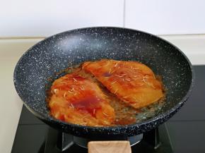 再加入腌制好的鸡胸肉小火煎。