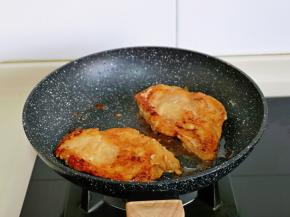 煎至两面微黄。