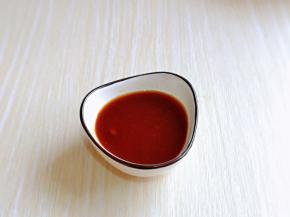 豆瓣酱放入小碗中，加入适量纯净水，搅拌均匀，