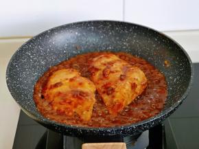 再把豆瓣酱汁倒入煎好的鸡胸肉中，中小火烧至浓稠即可关火。