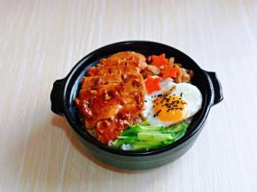 煎好的鸡排切条，黄瓜洗干净切丝，还放了几片焯水的胡萝卜片。