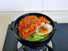 砂锅放煤气灶上，小火烧热即可。(全程小火)