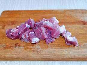 猪肉洗干净，切小块。