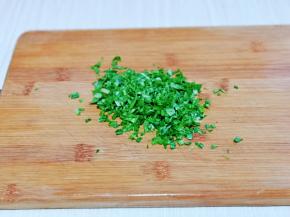 青菜洗干净我只用了菜叶，切碎。