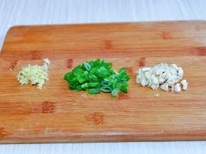 葱姜蒜去皮切碎。