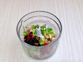 切好的猪肉放入绞肉机中，加入生抽，料酒，蚝油，盐，切好的葱姜蒜。