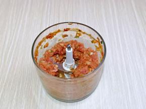 启动绞肉机，绞成肉馅，如图。