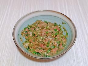 再淋上食用油，搅拌均匀，这样饺子馅就做好啦！