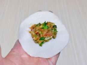取一张饺子皮，放上合适的肉馅。