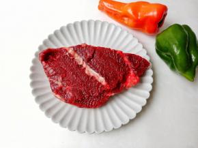 炒牛肉可以搭配灯椒一起炒。