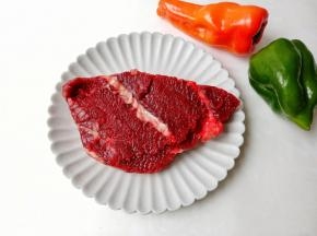 炒牛肉可以搭配灯椒一起炒。