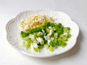 蒜与香葱都切成末。