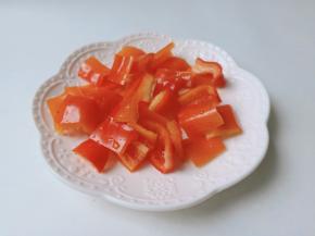 辣椒对半切开再切成小丁。