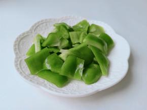 灯椒也对半切开再切成小丁。